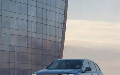 Audi Q7 front three-quarter static view