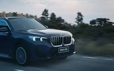 BMW X1 front three-quarter view on the move