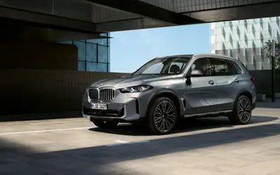 BMW X5 front three-quarter view