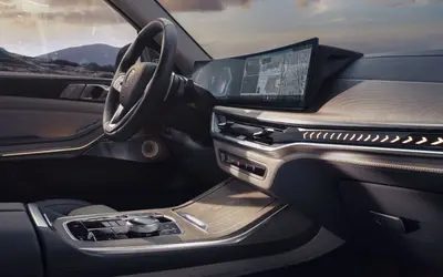 BMW X7 dashboard and curved display