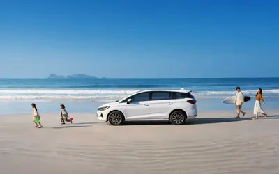 BYD eMAX 7 side view in white
