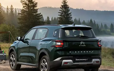 Citroen Aircross X rear three-quarter view in dark green