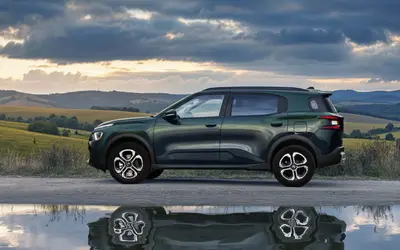 Citroen Aircross X side profile in dark green