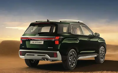 Hyundai Alcazar rear three-quarter view in green
