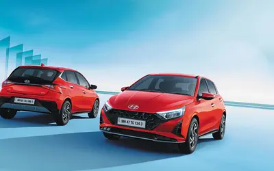 Hyundai i20 front and rear views, two cars in red