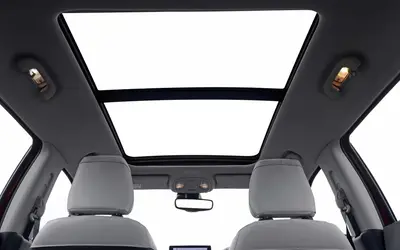 Jeep Meridian cabin viewed through the panoramic sunroof