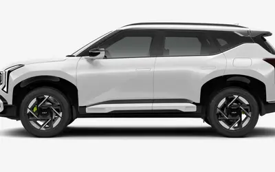 Kia Seltos side profile in Glacier White Pearl