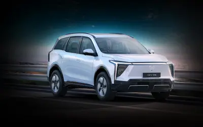 Mahindra XEV 9S front three-quarter view driving on a highway