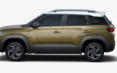 Maruti Brezza side profile in Brave Khaki with Pearl Arctic White roof