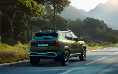 Renault Duster 2026 rear three-quarter view showing Y-motif LED tail lamps