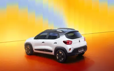 Renault Kwid MY2026 facelift rear three-quarter view showing LED tail lamps and roof rails