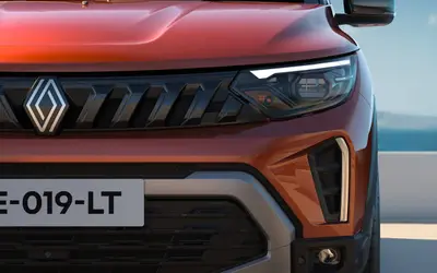 Renault Triber 2025 facelift front grille close-up with new Renault emblem and LED light signature