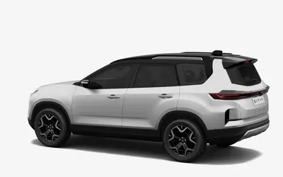 Tata Safari rear three-quarter view in Frost White