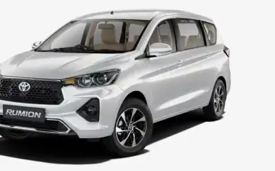 Toyota Rumion front three-quarter view in Cafe White