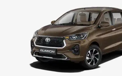 Toyota Rumion front three-quarter view in Rustic Brown
