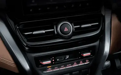 Toyota Urban Cruiser Hyryder centre console with automatic climate control