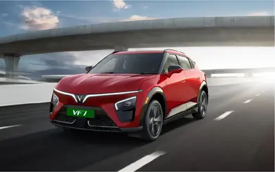 VinFast VF 7 front three-quarter driving shot