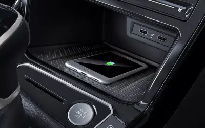 Volkswagen Virtus interior - wireless charging tray in the centre console with a smartphone charging